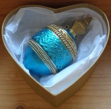 Dekoratives Schmuckei im Fabergé-Stil blau/gold mit Anhängern in Herzschachtel