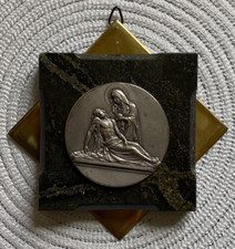 Pieta Metall- Relief auf Stein auf Messingplatte. 9,4x9,4x1,2 cm.