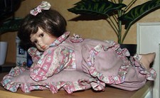 2 Keramik-Puppen-liegend, Junge und Mädchen (aus Nachlass)