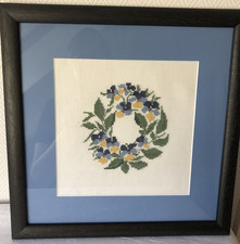 Stickbild, Kreuzstich, Blumenkranz, Holzrahmen, Fremme, 34x34 cm