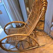 alter Rattan-Schaukelstuhl
