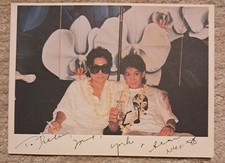 Yoko Ono Autogramm auf Postkarte signiert 1988 (Beatles John Lennon related) 