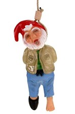 Gartenzwerg erhängt aus