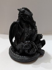 Schwarzer Drachen sitzend