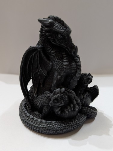 Schwarzer drachen sitzend - schwarzer, drachen sitzend
