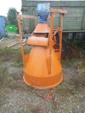  Kran  Beton Kübel mit Schlauch von der Firma EICHINGER Baustelle 