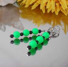 Hübsche Ohrhänger in Neon