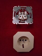 Merten OctoColor Steckdose mit Blende in cremeweiß mit Kinderschutz 