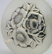 SCHÖNE 2 ZOLL ENGLISCHE MASSIVE STERLINGSILBER BOX 2004 NEUWERTIG