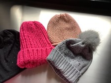 4 Damenmützen mit Pelzbommel