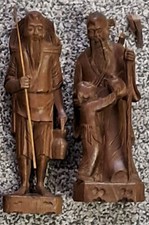 Handgeschnitzte Figuren aus Asien