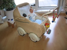 Puppenwagen Korbgeflecht  BAVARIA ca. 1950 sehr schön , restauriert  mit ZUBEHÖR