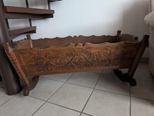 Kinderwiege antik aus Eichenholz, handgeschnitzt 