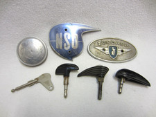 7 x Automobilia / MOTORRAD - NSU - ZÜNDAPP - TANKDECKEL & Emblem / Zündschlüssel