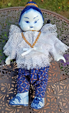 Porzellan - Kopf, Hände + Füße  - Puppe aus China alt 30cm Körper Stoff Souvenir