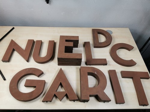 Buchstaben aus metall - aus,