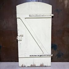 Alte massive Brettertür