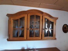 Hängeschrank im Landhausstil, Glastüren, Holz mit Haken zum Aufhängen, abschließ