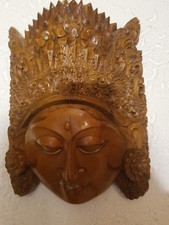 Holzmasken schwer schöne Schnitzerei hing über der geschnitzten Hausbar 