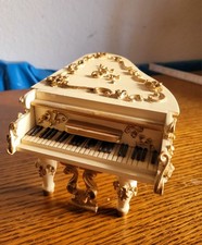 Klavier mit Spieluhr