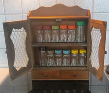 Altes Gewürz-Schränkchen, Gitter, Holz, 32x40x9 cm, aufhängbar + 12 Glasfläschen