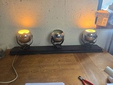 Vintage Hoffmeister Wandstrahler 3-flammig auf Holzleiste – 130 cm