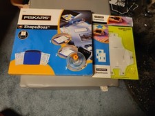 FISKARS ShapeBoss 5600 Embossing Set  unbenutzt+ Shape cutter und Schablone