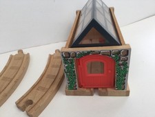 Thomas der Panzer nützlicher Lokschuppen aus Holz - Brio ELC BigJigs Zugset freundlich