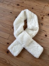 Weißer Fellkragen/Schal