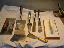 Satz von 8 Maurerwerkzeugen, Maurerkellen, Glättewerkzeuge, Spachtel