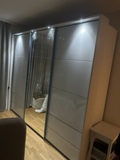 moderner Kleiderschrank mit