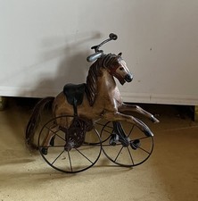 Dreirad Antikes Dreirad mit Speichenrädern und bemalten Pferd aus Holz