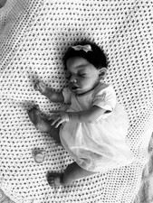 Schöne schwarze Reborn Baby