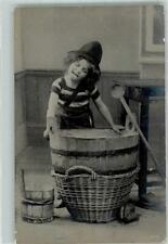 39888820 - Kleiner Junge mit einem grossen Holzbottich Kind