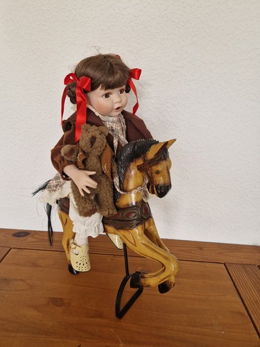 Sammlerpuppe auf holzpferd - sammlerpuppe,