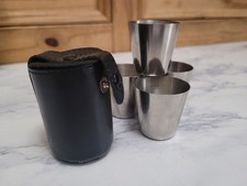 Lederetui - 4 Metall Schnapsgläser - kleine Becher - Bargeschirr - Spirituosenbehälter