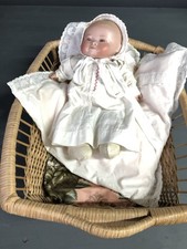 Antike Babypuppe Typ Neugeborenes im Wäschekorb