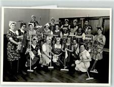 39187900 - Gruppenfoto Putzfrauen Schrubber Kittelschuerze Zirkus