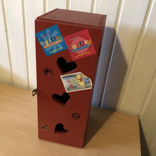 Kleiner roter holzschrank - kleiner,