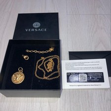 Versace Medusa Halskette mit rundem Anhänger goldfarben kultiger Modeschmuck ...