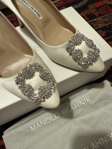 Manolo blahnik hangisi - manolo, satin