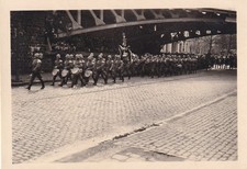 Foto - Soldaten mit Stahlhelm