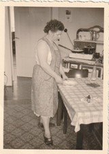Vintage Foto Hübsche Frau am Küchentisch Einrichtung 50er Jahre Momentaufnahme