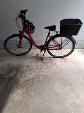 Verkaufe ein hochwertiges Damen Fahrrad mit dazu passendem Helm in in rot.