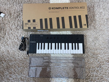 Native Instruments Komplete Kontrol M32 +Decksaver– wie neu, voll funktionsfähig