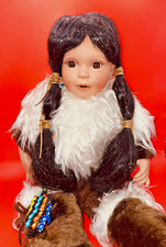 Vintage sitzende Künstlerpuppe Porzellanpuppe: Native American - Indianerin