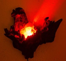 Wurzelwandlampe aus massivem Wurzelholz mit beleuchteten Salzkristallen