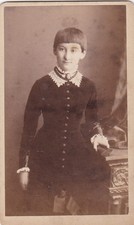 CDV FOTO.  JUNGE DAME, FRANSENSTIL HAARSCHNITT VON CLARKE @ CO, MAIDSTONE