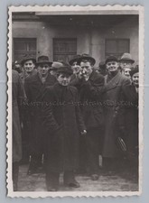 Mann benutzt Flasche als