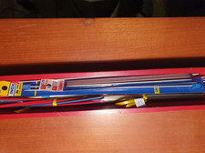 verschiedene Stricknadeln in Holzkiste